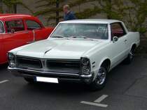Pontiac Catalina Hardtop Coupe von 1963. Das abgelichtete Fahrzeug ist im Farbton cameo ivory lackiert. Das Catalina Coupe lief 1963 in 14.091 Einheiten vom Band. Die Coupe Modelle wurden hauptschlich im Werk Wilmington/Delaware produziert. US-car Treffen am Dsseldorfer Meilenwerk.