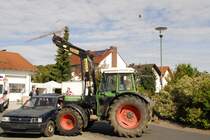 Fendt 260 S und ein Seat sind auf einer Kreuzung in 36100 Petersberg-Marbach zusammengestossen. Der im Hintergrund einschwebende Hubschrauber Christoph 28 gehrt ebenfalls zum bungsscenario der DRK-Ortsvereinigung Marbach wie die beiden abgebildeten Fahrzeuge. 