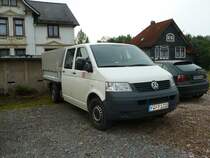 VW T 5 als Doppelkabiner mit Ladepritsche der DB AG steht am Bahnhof in Suhl, Oktober 2010