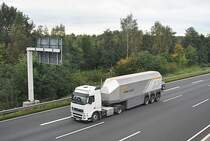 Ein Volwo Sattelzug, auf der A2 bei Lehrte, am 02.10.10