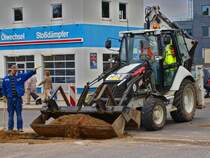 Ein Caterpillar 428E Baggerlader ld mit seiner Greifschaufel Sand und Kies auf. Gesehen am 06.10.2010 am Kronenberg in Aachen.