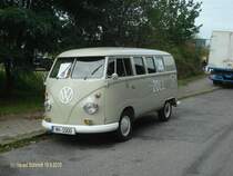 VW Typ 2   T 1  „Bulli“ am 19.9.2010, Hafentreffen 2010 in Hamburg im Hafenmuseum Schuppen 50
1962 / 1,2 l-Boxermotor, 34 PS / 12 V-Anlage / Standard-Kombibus, 11 Fenster, als Zollbus
