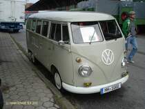 VW Typ 2   T 1  „Bulli“ am 19.9.2010, Hafentreffen 2010 in Hamburg im Hafenmuseum Schuppen 50
1962 / 1,2 l-Boxermotor, 34 PS / 12 V-Anlage / Standard-Kombibus, 11 Fenster, als Zollbus


Bitte noch einmal 
ID 44597 ansehen. Ich brauche dort Hilfe.
Harald