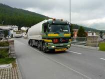 Mercedes Actros 3243 mit Tankaufbau unterwegs in Pontresina am 16.09.2010