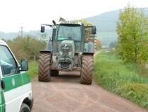 Einer mu weichen: Fendt Vario unterwegs mit einer Maissilageladung