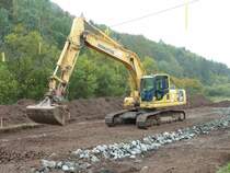 Komatsu PC 240 der Firma LANDSCHAFTSBAU DITTERSDORF auf einer Baustelle in der Nhe von Rohr/Thringen, Oktober 2010