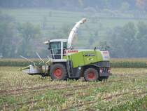 Claas Jaguar 870 unterwegs auf einem Feld sdl. von Meiningen, Oktober 2010
