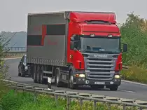 Kroatischer Scania R420 mit Planenauflieger am 07.10.2010 auf der A4 kurz vor dem Autobahnkreuz Aachen Fahrtrichtung K�ln.