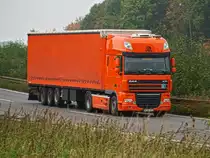 DAF XF mit Planenauflieger am 07.10.2010 auf der A4 kurz vor dem Autobahnkreuz Aachen Fahrtrichtung K�ln.