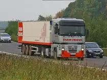 Polnischer Renault Magnum mit Planenauflieger am 07.10.2010 auf der A4 kurz vor dem Autobahnkreuz Aachen Fahrtrichtung K�ln.