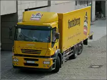 LKW IVECO Kastenaufbau beim Anliefern von Waren aufgenommen in den Strassen von Passau am 17.09.2010.