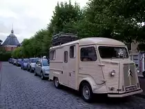 Einfach Kult, der CITROEN-HY; im Hintergrund die Kuppel der Evangelischen Kirche von Willemstad;100829