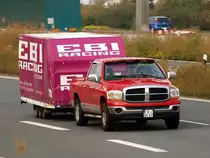 Dodge RAM Pickup mit 3achs PKW H�nger von EBI Racing, ein Rennstall aus K�ln f�r historische und klassische Rennfahrzeuge mit dem Schwerpunkt Porsche, am 07.10.2010 auf der A4 im Autobahnkreuz Aachen Fahrtrichtung K�ln.