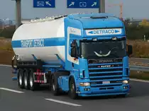 Belgischer Scania Topline 164L, V8 480PS, mit Tankauflieger am 07.10.2010 auf der A4 im Autobahnkreuz Aachen Fahrtrichtung K�ln.