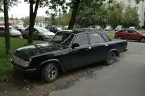 Ein alter PKW des Herstellers Gorkowski Awtomobilny Sawod (GAZ). Einer der Eckpfeiler der russischen Automobilgeschichte ist der Hersteller Gorkowski Awtomobilny Sawod (GAZ). �ber Jahrzehnte produziert das Unternehmen leichte Lastwagen, aber auch Pkw wie den GAZ-A und M1. Fr�her wurde der bekannte WOLGA gebaut. Das Bild entstand am 20.09.2010 in St. Petersburg.