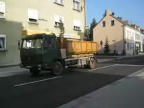 Ein Mercedes Benz Kipper f�hrt durch die Saarbr�cker Stra�e von Saarbr�cken Bebach. Das Foto habe ich am 07.10.2010 gemacht.