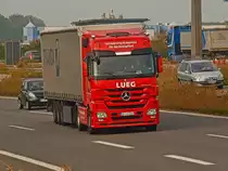 Actros mit Planenauflieger am 07.10.2010 auf der A4 im Autobahnkreuz Aachen Fahrtrichtung K�ln.