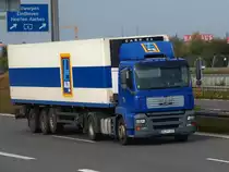 Bringt Aldi sch�nen Sachen in die L�den, MAN mit K�hlauflieger am 07.10.2010 auf der A4 im Autobahnkreuz Aachen Fahrtrichtung K�ln.