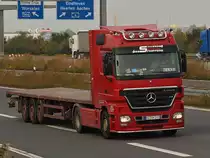 Actros 1851 mit Pritschenauflieger am 07.10.2010 auf der A4 im Autobahnkreuz Aachen Fahrtrichtung K�ln.