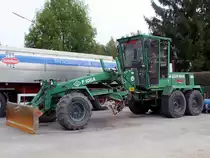 F106A steht zum Begradigen von neuen Tennispl�tzen bereit;101002