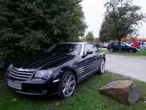 Chrysler-Crossfire auf einer gr�nen Parkfl�che im Stadtgebiet von Ried i.I.;100930