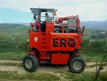 Traubenvollerntemaschine der Firma ERO aus Niederkumbd/Rheinland-Pfalz,
gesehen im Markgr�flerland, Okt.2010