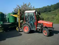 Schmalspurtraktor der Badischen Firma Sauerburger FXS 751, hier bei der Weinernte im Kaiserstuhl, 
Okt.2010
