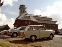 Ein Trabant P601 vor dem Fichtelberghaus