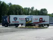 Iveco Stralis , 430er , auf einem Parkplatz an der A2 - dahinter ein Scania Sattelzug. 