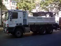 MB Actros 3341 mit Ladekran in der Berliner Leibnizstrasse im Bezirk Charlottenburg.