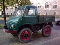 Alter Unimog vor dem Berliner Landgericht am Tegeler Weg. Kann jemand etwas �ber das Baujahr sagen ?