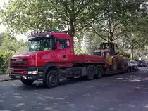 Scania 164c , 480er mit Tieflader , beim Aufladen eines Cat-Radladers in der Berliner Max-Dohrn Strasse.  