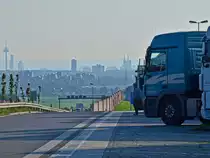 Sch�nes Wochenende. Wer als LKW Fahrer keine Ausnahme vom Sonntagsfahrverbot hat, h�ngt Samstags ab 15 Uhr bis Sonntag Abend 20 Uhr wie hier auf der A4 am Rasthof Frechen fest. Da kann man nur versuchen die Zeit rumzukriegen und denn sch�nen Blick auf K�ln zu geniesen.