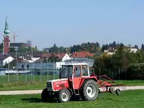 STEYR 8070 ist mit dem Kreiselheuer im Stadtgebiet von Ried i.I. zugegen;101010