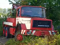 Ein alter 3Achser Magirus Deutz 310 D22 Abschlepp-LKW wird langsam vom Unkraut �berwuchert.