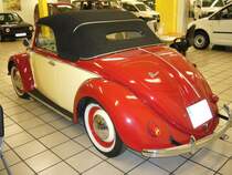 Heckansicht eines VW Typ 14 -Hebm�ller Cabriolet- von 1949. Die VW-Werke hatten das Karosseriewerk Hebm�ller beauftragt 2000 2-sitzige Cabriolets zu bauen. Aufgrund eines Gro�brandes im Hebm�llerwerk und der damit verbundenen, schwierigen finanziellen Situation, kam die Produktion bei Hebm�ller zum Erliegen.Es soll heute nur noch ca. 30 Hebm�ller-Cabrios geben. Ausstellungsraum der VAG Gottfried Schultz in Essen.