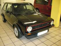 VW Golf 1 GTI. 1976 - 1978. Der muskul�s erscheinende GTI stand ab Juni 1976 bei den VW-H�ndlern und fand rei�enden Absatz. Der 1.588 cm� Motor mobilisierte 110 PS und katapultierte den GTI auf eine Spitzengeschwindigkeit von 183 km/h. Ausstellungsraum der VAG Gottfried Schultz in Essen.