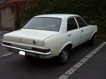 Vauxhall Viva 1970 - 1979. Der Viva wurde im Herbst 1970 vorgestellt und entsprach gr��enm��ig dem Opel Kadett. Es gab eine 2-t�rige und eine 4-t�rige Limousine, ein 3-t�riges Kombi (Estate), sowie ein 2-t�riges Coupe namens Firenza. In der neunj�hrigen Bauzeit wurden sechs vierzylindrige Motorvarianten zwischen 1.159 und 2.279 cm� angeboten.
Besucherparkplatz des D�sseldorfer Meilenwerkes.