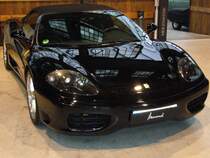 Ferrari 360 Modena F1 Spider. Der V8-Mittelmotor mit 3.586 cm� Hubraum leistet 400 PS. Der Wagen beschleunigt in 4,5 Sekunden von 0 auf 100 km/. Die Spitzengeschwindigkeit wird mit 296 km/h angegeben. D�sseldorfer Meilenwerk. 