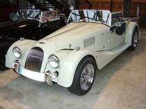 Morgan Plus4. Dieser Roadster wird seit 1963 in dieser Form fast unver�ndert von Hand gebaut. Die aktuellen Modelle werden von einem 2.0 Liter 4-Zylinderreihenmotor von Ford angetrieben, der 145 PS leistet.
Meilenwerk D�sseldorf.