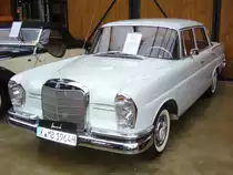 Mercedes Benz 220 Sb. 1959 - 1965. Das abgelichtete Auto ist ein unrestaurierter Re-Import aus den USA. Ein in Deutschland stationierter GI hat den Wagen in Frankfurt neu gekauft und zum Ende seiner Dienstzeit  mit zur�ck in die USA genommen. Der Sohn des inzwischen verstorbenen GI`s hat den Wagen nach einigen Jahren der Eigennutzung im sonnigen Arizona an einen deutschen H�ndler verkauft. Der 6-Zylinderreihenmotor mit 2.195 cm� wird von einem Vergaser versorgt und leistet 110 PS, die dem Wagen zu einer H�chstgeschwindigkeit von 165 km/h verhelfen. Der Durchschnittsverbrauch lag bei ca. 14 Liter Super. Meilenwerk D�sseldorf.