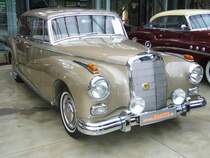 Mercedes Benz W189 300d. 1957 - 1962. Der 300´er wurde bereits 1951 als W186 II vorgestellt. Im Laufe seiner elfj�hrigen Produktionszeit wurde dieses Traumauto permanent verbessert und  facegeliftet . Das Modell 300d war die letzte Modellreihe dieser Serie und wurde 3.077 mal produziert. Der 6-Zylinderreihenmotor mit Benzineinspritzung leistete 160 PS aus 2.996 cm� Hubraum. Meilenwerk D�sseldorf.