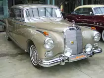 Mercedes Benz W189 300d. 1957 - 1962. Der 300´er wurde bereits 1951 als W186 II vorgestellt. Im Laufe seiner elfj�hrigen Produktionszeit wurde dieses Traumauto permanent verbessert und  facegeliftet . Das Modell 300d war die letzte Modellreihe dieser Serie und wurde 3.077 mal produziert. Der 6-Zylinderreihenmotor mit Benzineinspritzung leistete 160 PS aus 2.996 cm� Hubraum. Meilenwerk D�sseldorf.
