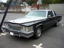 Cadillac Coupe de Ville von 1978. Von diesem Modell setzte Cadillac 1978 exakt 117.750 Fahrzeuge ab. Es gab folgende Motorisierungsvarianten: 
4.1 Liter V6, 4.1 Liter V8, 6.0 Liter V8, 7.0 Liter V8 und gar einen 5.7 Liter V8 Diesel. Die Modellreihe Coupe de Ville wurde von 1949 - 1993 produziert. Besucherparkplatz des D�sseldorfer Meilenwerkes.