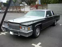 Cadillac Coupe de Ville von 1978. Von diesem Modell setzte Cadillac 1978 exakt 117.750 Fahrzeuge ab. Es gab folgende Motorisierungsvarianten: 
4.1 Liter V6, 4.1 Liter V8, 6.0 Liter V8, 7.0 Liter V8 und gar einen 5.7 Liter V8 Diesel. Die Modellreihe Coupe de Ville wurde von 1949 - 1993 produziert. Besucherparkplatz des D�sseldorfer Meilenwerkes.