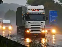 Scania R500 mitKipperauflieger am 19.10.2010 im str�menden Regen auf der A4 bei Aachen Richtung Niederl�ndische Grenze unterwegs.