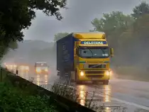 Volvo FH mit Planenauflieger am 19.10.2010 im str�menden Regen auf der A4 bei Aachen Richtung Niederl�ndische Grenze unterwegs.
