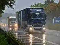 Actros H�ngerzug und MAN mit einem 20 Fu� Seecontainer auf dem Auflieger am 19.10.2010 im str�menden Regen auf der A4 bei Aachen Richtung Niederl�ndische Grenze unterwegs