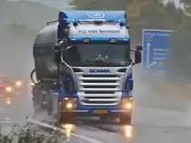 Scania R400 mit Siloauflieger am 19.10.2010 im str�menden Regen auf der A4 bei Aachen Richtung Niederl�ndische Grenze unterwegs.