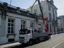 VOLVO-400 von Monument hievt mit dem aufgebautem Hydraulikkran Bauteile auf ein Dach in Br�ssel;100831